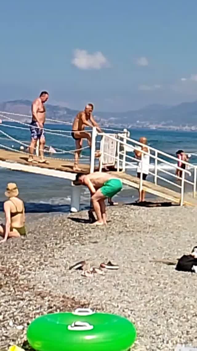 10 июля Утром на море в Махмутларе. Пирс закрыли, но люди перелезают через ограждения и плавают.