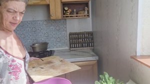 фкусная минутка-салат ,,коровий,,из травы, ребрышки с квашеной капусткой тушёные