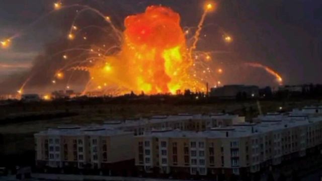 Еще один ракурс фейрверка в Вишневом, который разрушил 5 улиц, полностью уничтожены 91 дом, поврежде смотреть онлайн