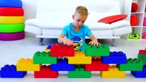 Влад и Никита катаются на игрушечном монстр-траке и ездят по машинкам для детей.