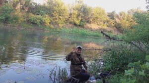 РЫБАЛКА РАННИМ УТРОМ НА ПОПЛАВОК.ЕЛЕ ВЫТЯНУЛ ЕГО ИЗ РЕЧКИ!