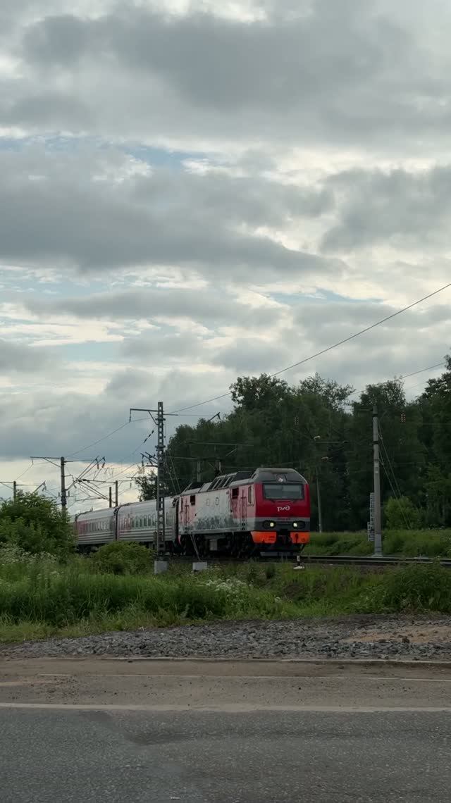 Электровоз ЭП2К-270 с пассажирским поездом