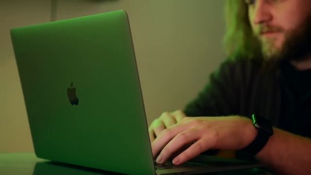 Изящный, мощный, революционный — MacBook Pro 15" с Touch Bar | UiP смотреть онлайн