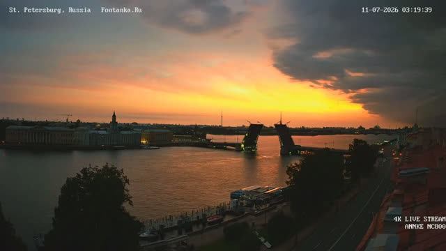 Ночная гроза в Санкт-Петербурге промчалась над разведённым Дворцовым мостом и Невой 11 июля 2026
