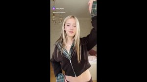 Молодая девушка в танце .