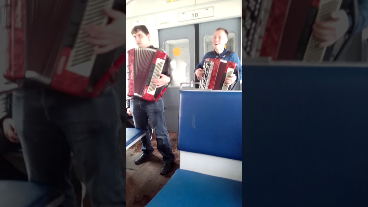 Ребята веселятся в электричке смотреть онлайн
