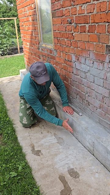 Нюанс когда забиваешь новую отмостку из бетона поверх старой.