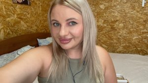 Алиса помогает мне делать 💄 макияж💕