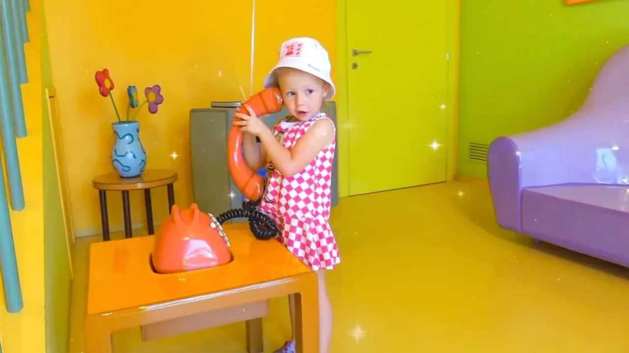 Настя играет в парке посвящённом Свинке Пеппе смотреть онлайн