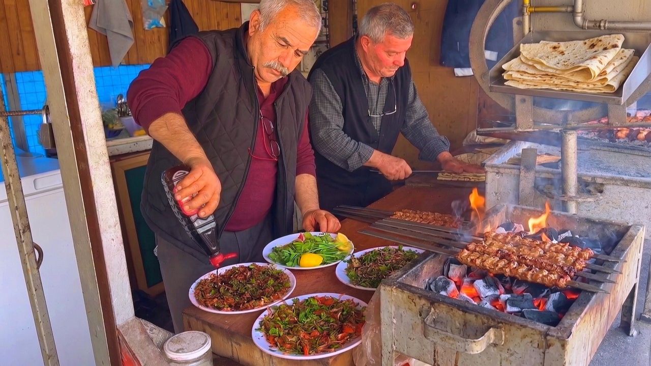 Турция уличная еда | Эти два пожилых мужчины готовят самые вкусные кебабы в городе смотреть онлайн