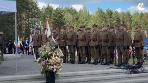 Поляки принимают участие в траурных мероприятиях в годовщину Волынской резни.

У памятника жертвам
