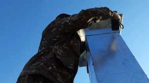 Монтаж двухканальной подвесной-выносной сэндвич трубы