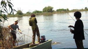 ПЕРВАЯ РЫБАЛКА НА САЗАНАВ С НОЧЕВОЙ НА ДИКОМ ОСТРОВЕ! ПАЛЕЦ В КРОВЬ И КТО СЪЕЛ НАШ ЗАВТРАК? С СЫНОМ