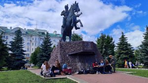 Юные художницы ОГУ город Орёл организовали пленэр у памятника генералу А. Ермолову.