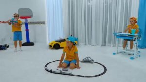 Дети играют с воздушными шарами, веселые сюрпризы и игры