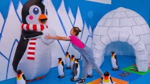 Дети строят гигантский надувной игровой домик