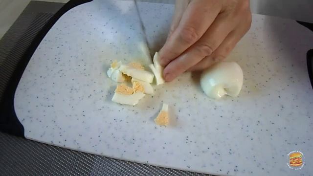 Салат Летний из редиски с яйцом и огурцом и зеленым луком картофелем