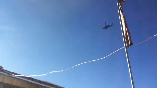 ударился об землю и летит дальше