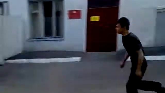 об стену