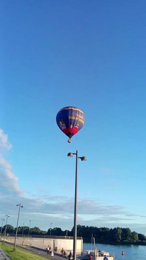 воздушный шар «господин великий Новгород» летит над новгородским Кремлём.