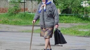 «Он надевал парик, юбку, рубашку, очки, брал палочку и, как бабушка, шел».

Житель Константиновки