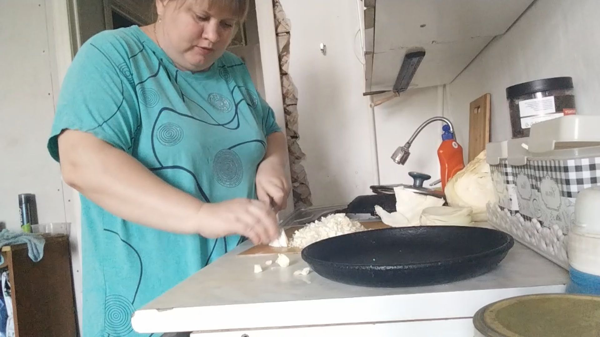 ПРОСТАЯ ЖИЗНЬ 45// ОТНЕСЛА ПАПЕ СВЕЖИЕ ОГУРЧИКИ СО СВОЕГО ОГОРОДА//ЗАМЕСИЛА ТЕСТО смотреть онлайн