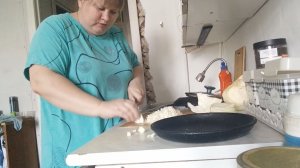 ПРОСТАЯ ЖИЗНЬ 45// ОТНЕСЛА ПАПЕ СВЕЖИЕ ОГУРЧИКИ СО СВОЕГО ОГОРОДА//ЗАМЕСИЛА ТЕСТО