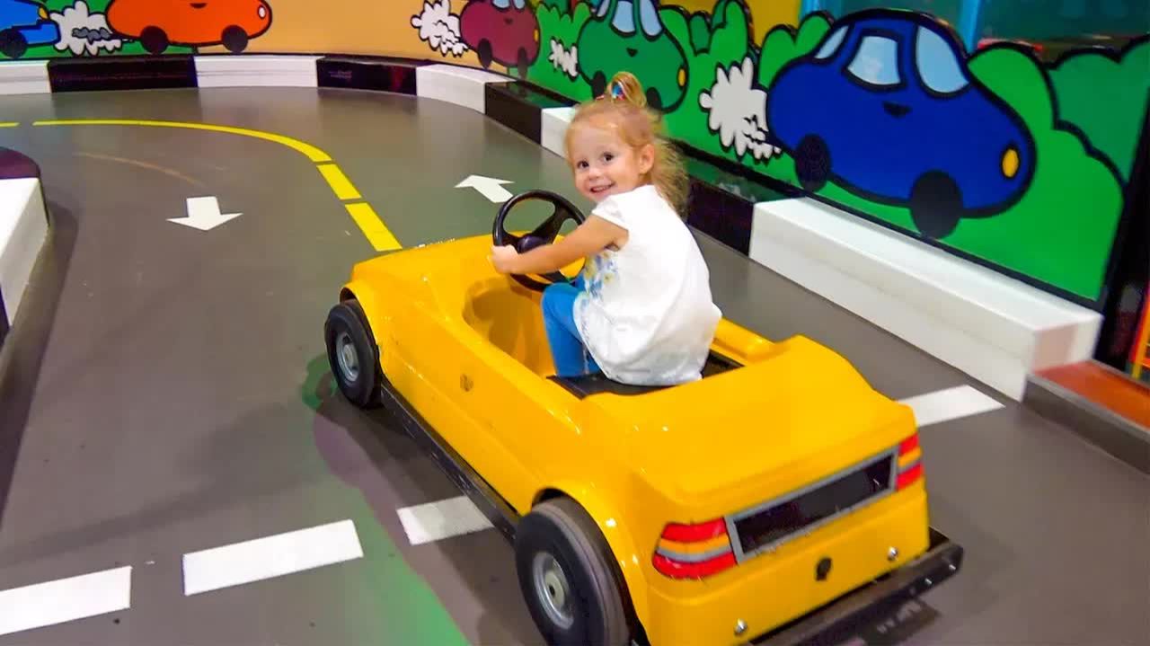 Играем на детской площадке / Indoor playground for kids and family смотреть онлайн