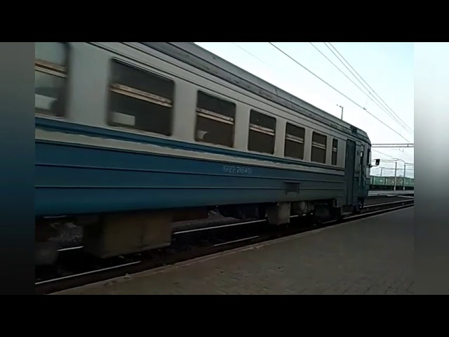 Электропоезд ЭР2Т-7104 сообщением #6423 Харьков-Изюм прибывает на станцию Изюм смотреть онлайн