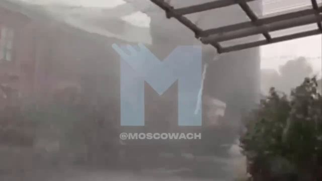 Циклон Бернадетт накрыл Москву: в столице сильнейший ветер, ливни. Со зданий срывает крыши, с деревь смотреть онлайн