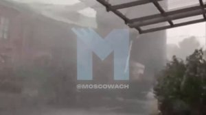Циклон Бернадетт накрыл Москву: в столице сильнейший ветер, ливни. Со зданий срывает крыши, с деревь