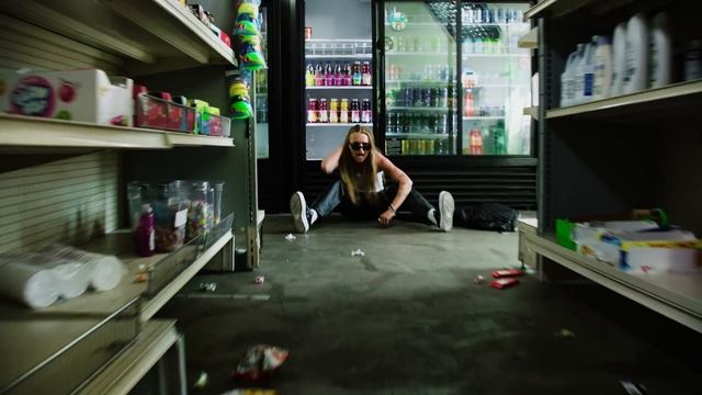 G Flip - GET ME OUTTA HERE смотреть онлайн