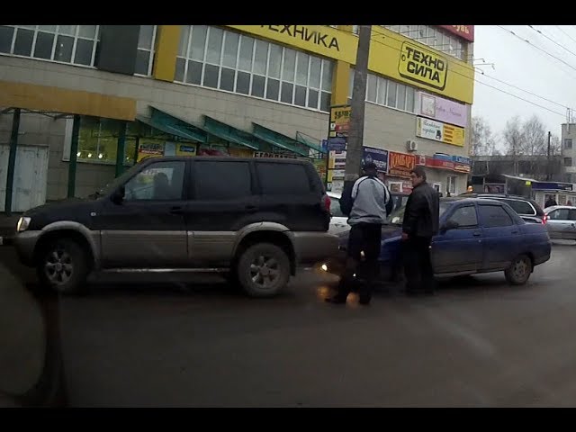Авария у ТЦ Улей Джип и Десятка смотреть онлайн