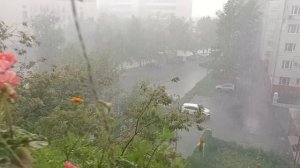 1000793227.mp4 Начался  прогнозируемый ливень. Погода в Москве