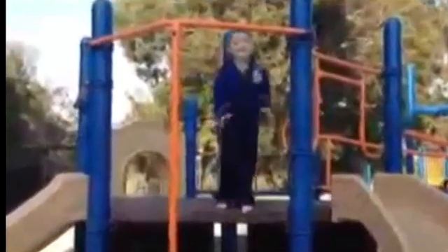 Мальчик ударился xD смотреть онлайн