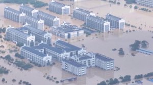 Масштабная спасательная операция продолжается на юге Китая после разрушительного наводнения.