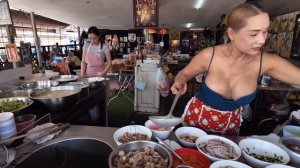 Прекрасная тайская девушка готовит лапшу — тайская уличная еда