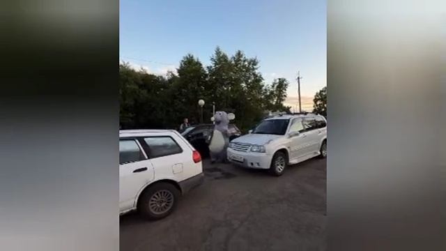 Какие-то крысы с канистрами пролезли без очереди на АЗС в Хабаровском крае. Их никто не остановил, смотреть онлайн