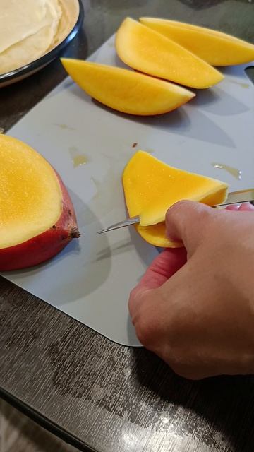 Хрустящие блинные роллы с начинкой из манго