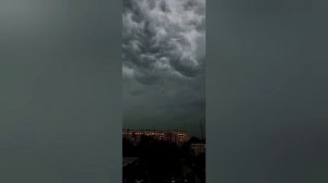 Жуткий шкваловый ворот навис над Питером — на северную столицу тоже надвигается мощная гроза