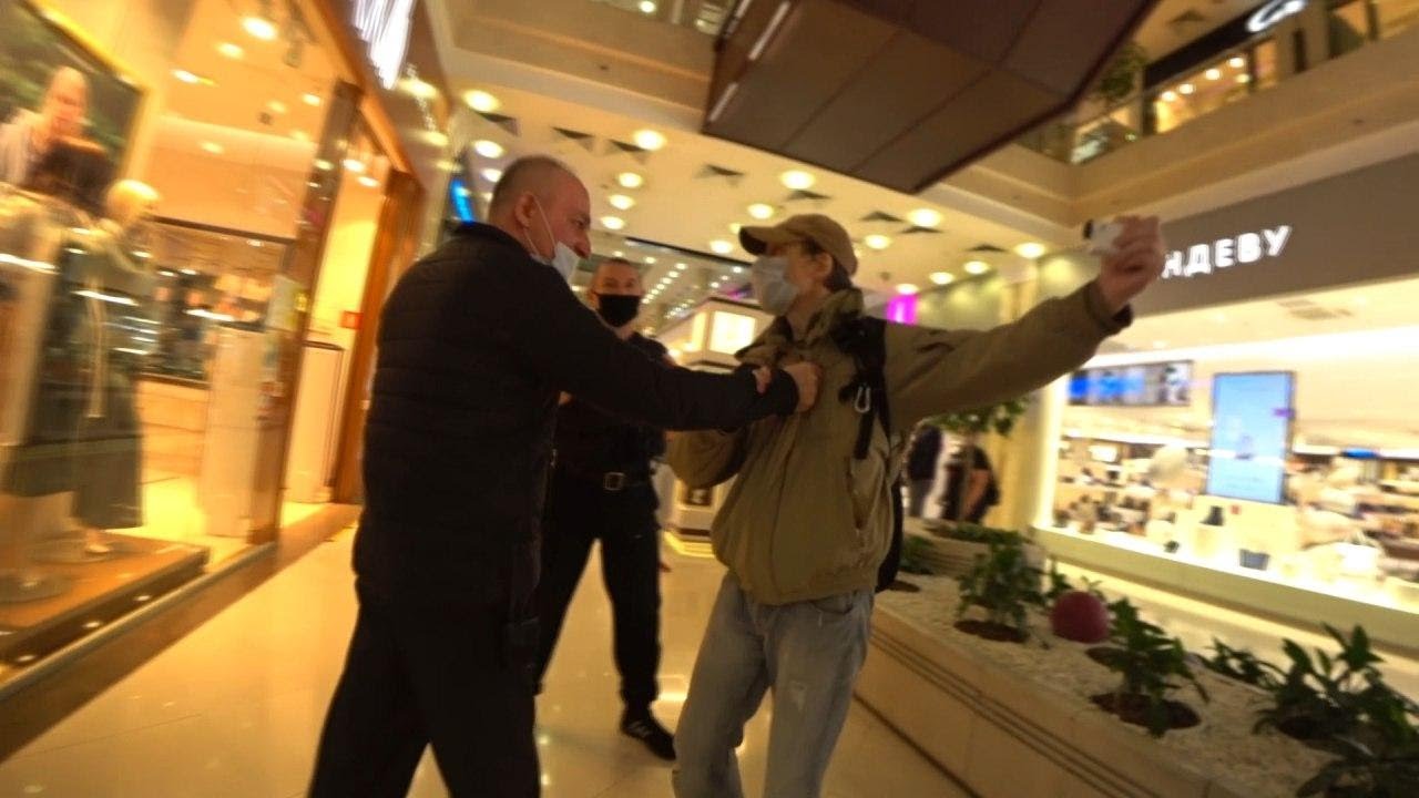 ТЦ ЕРЕВАН ПЛАЗА | ОХРАННИК УКРАЛ ТЕЛЕФОН | МЕНТЫ НЕ ХОТЯТ СЛУЖИТЬ НАРОДУ смотреть онлайн