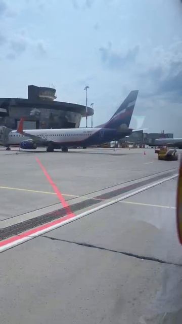 Поездка на перронном автобусе по аэропорту Шереметьево к самолёту Airbus А 321-200 Рейс москва-бодру смотреть онлайн