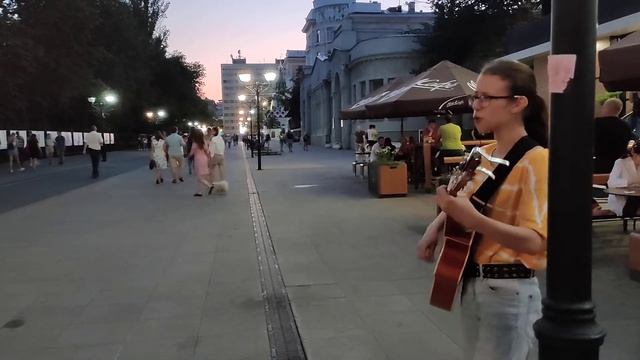 "Не отпускай" Земфиры, звучит, как положено, грустно. Соня. Музыка улиц. Саратов. 14 июля 2021 г. смотреть онлайн