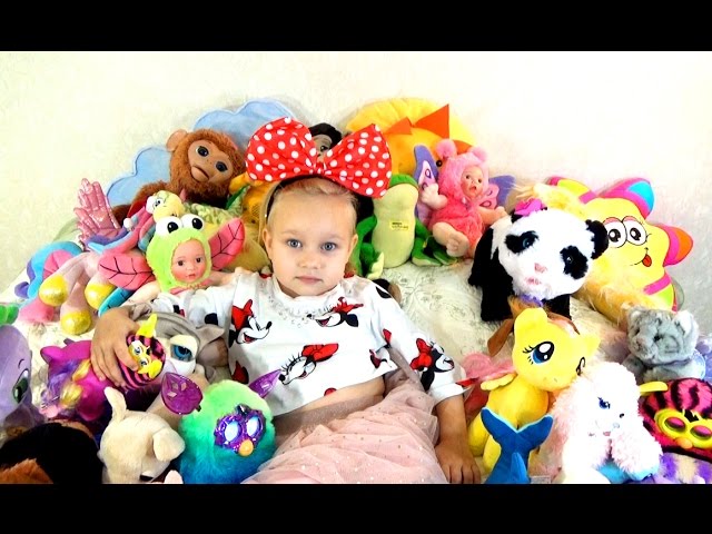 Алиса показала МЯГКИЕ ИГРУШКИ для детей Много игрушек Alice showed SOFT TOYS for children смотреть онлайн