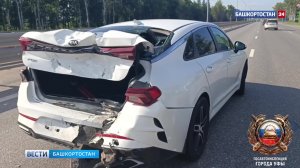 Сотрудники ГАИ Уфы работают на месте ДТП с погибшим мотоциклистом