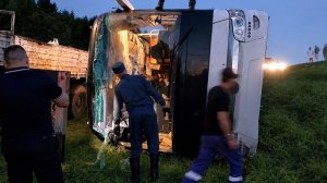 Автобус с пассажирами перевернулся на ходу и рухнул в кювет на трассе в Татарстане