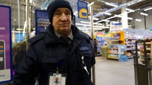 ЗАДЕРЖАНИЕ СОТРУДНИКА НА МЕСТЕ ПРЕСТУПЛЕНИЯ / НЕЗАКОННОЕ ЗАДЕРЖАНИЕ ЛЮДЕЙ БОРЗОЙ ОХРАННОЙ В МАГАЗИНЕ