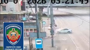 Шок-ДТП в Казани: машина врезалась в опору и загорелась