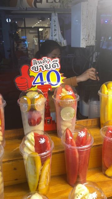 Райский кокосовый смузи посреди рыночной суеты 🥥