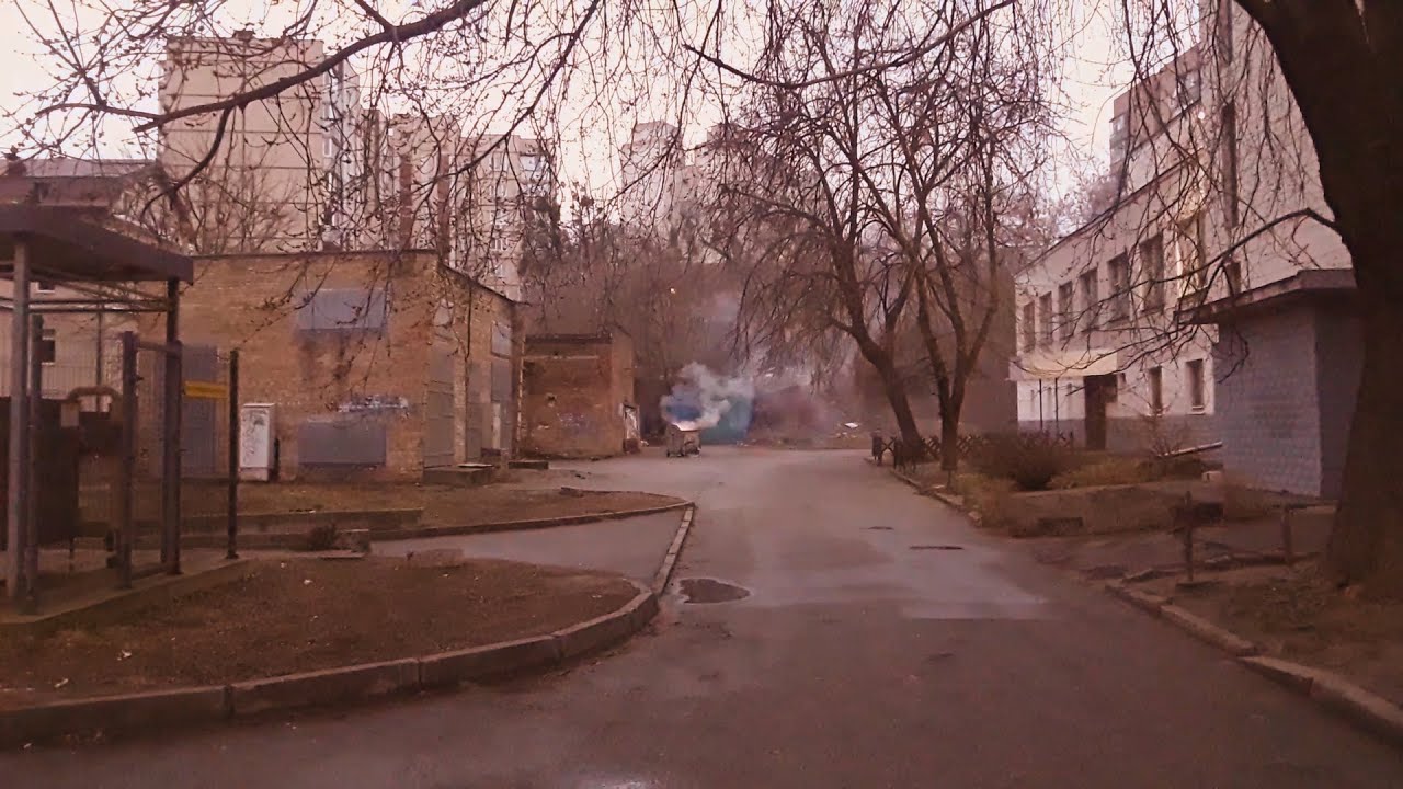 Пирамиды на крыше. Стая ворон. Горит мусорный бак смотреть онлайн